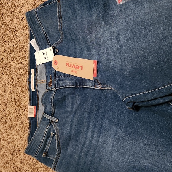 Levi's Woman 315 Shaping Bootcut Jeans - Picture 4 of 9